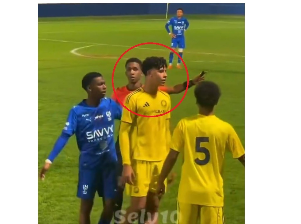 "غضب رونالدو الأصغر".. كريستيانو جونيور يصطدم بلاعب هلالي ويتلقى بطاقة صفراء (فيديو)