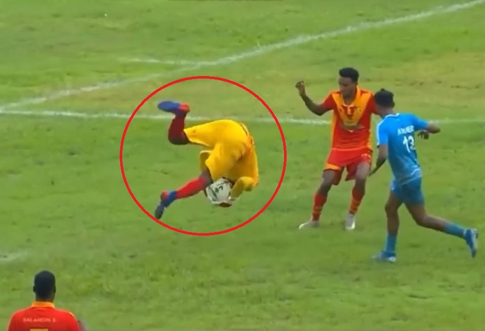على طريقة الكونفو.. حارس مرمى يركل لاعبا "بشقلبة خلفية" ويتسبب بأغرب ركلة جزاء