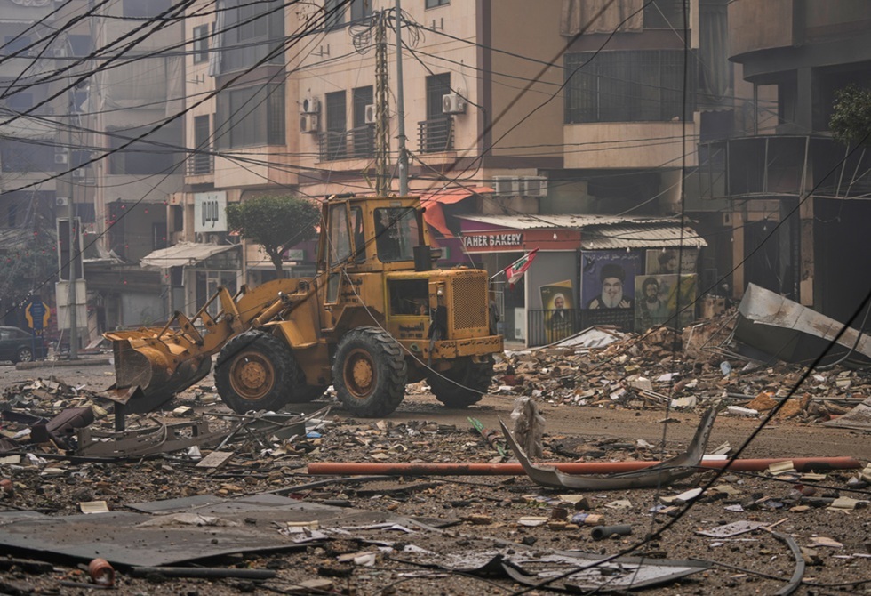 الجيش الإسرائيلي يوجه إنذارات لسكان الضاحية الجنوبية لبيروت ويشن غارات على مواقع لـ"حزب الله"