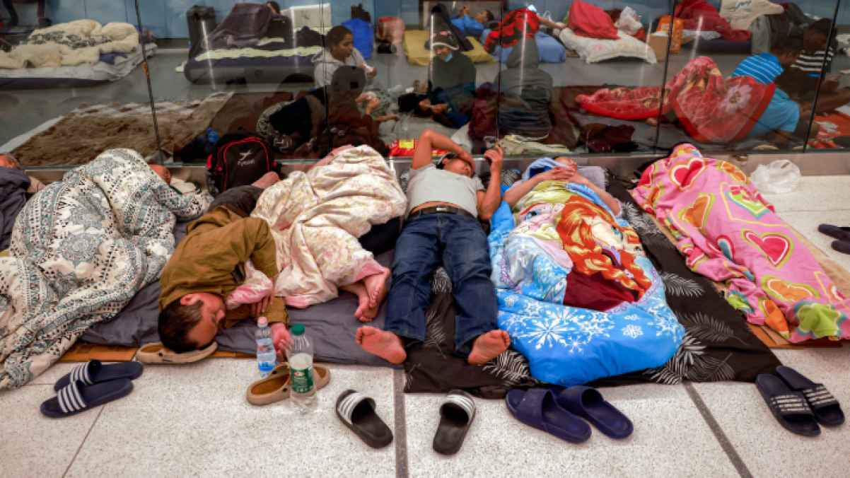 مئات الإسرائيليين يقضون الليل في المحطات والأنفاق هربا من صواريخ إيران