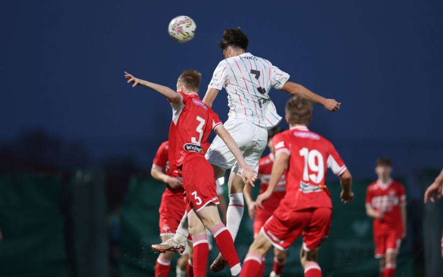 على طريقة مارادونا.. مراوغة أربعة لاعبين وتسديدة قاتلة