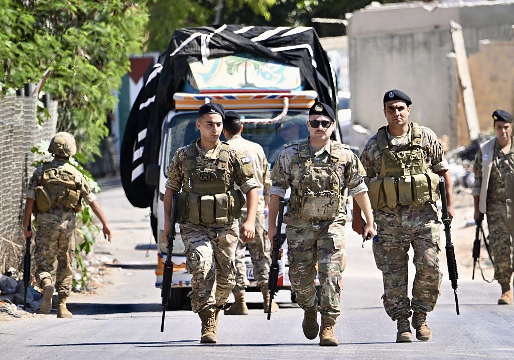 مصادر أمنية لـRT: إصابة 5 عسكريين في الجيش اللبناني باستهداف مسيّرة إسرائيلية سيارة مدنية (فيديو)