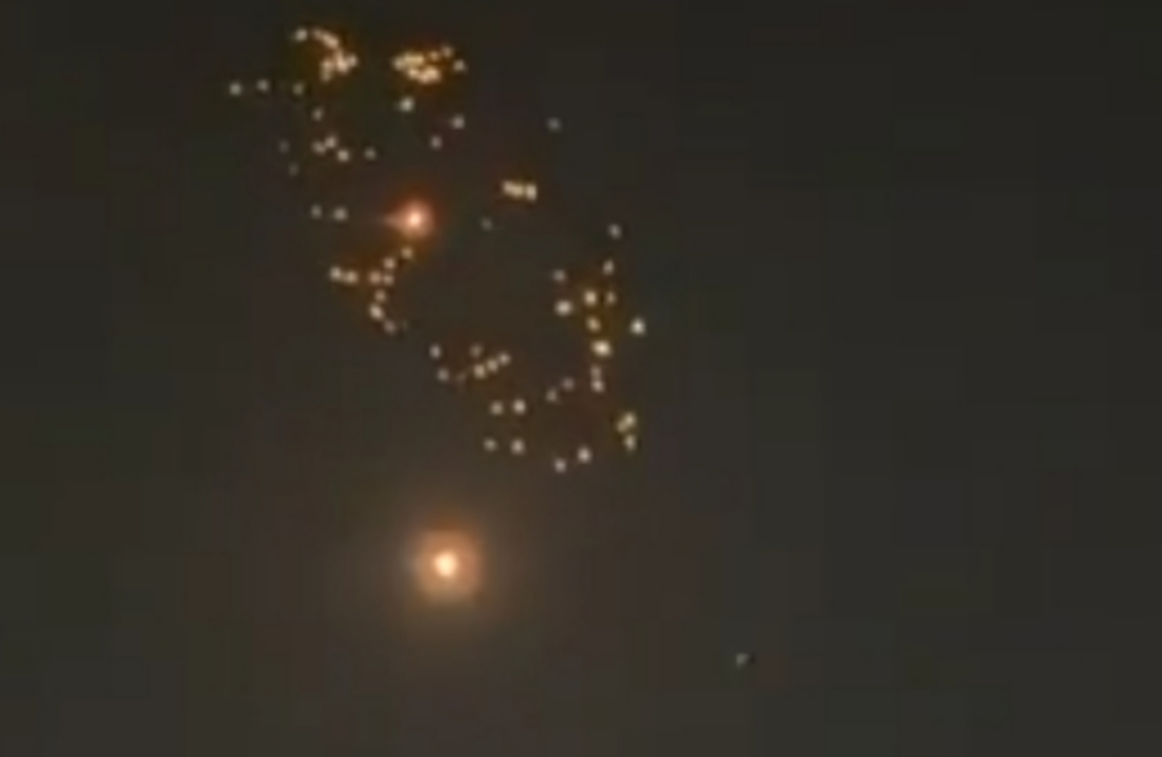 هجوم إيراني بصواريخ عنقودية انشطارية على إسرائيل وأصوات انفجارات ضخمة في تل أبيب (فيديو)