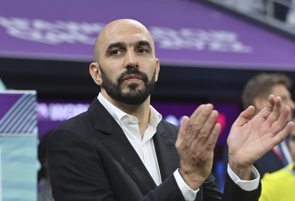 "مفاجأة ثانية بعد التتويج".. هل يقود الركراكي منتخب المغرب في كأس العالم؟