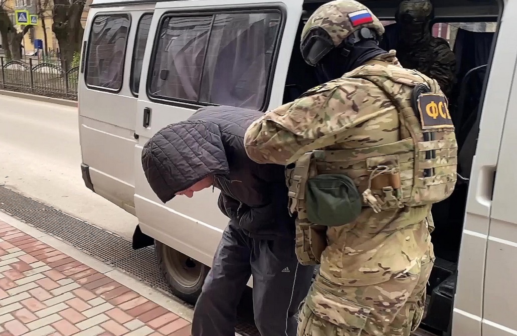 الأمن الروسي يحتجز متهمين باغتيال مسؤول بارز في خيرسون العام الماضي