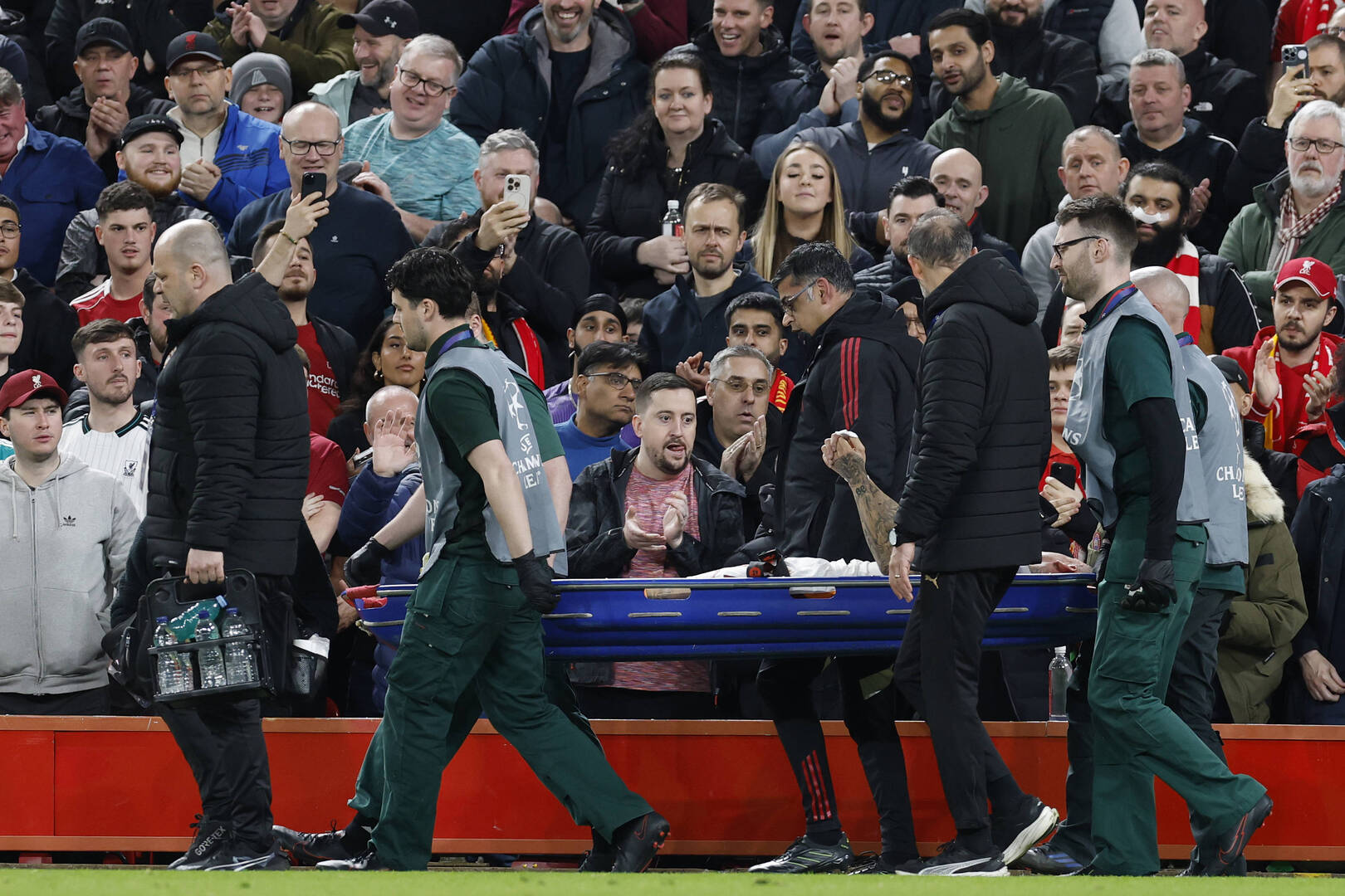 إصابة مروعة للاعب غلطة سراي.. بتر جزء من إصبعه خلال مواجهة ليفربول