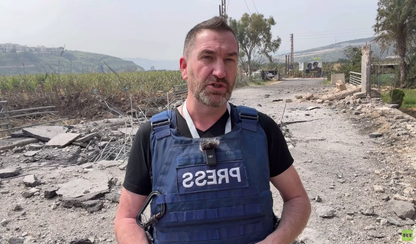 إصابة مراسل قناة RT ستيف سويني ومصوره بهجوم إسرائيلي في جنوب لبنان