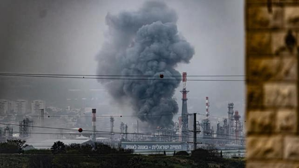 اندلاع حريق في مجمع "بزان" النفطي بحيفا إثر استهدافه بصاروخ إيراني انشطاري