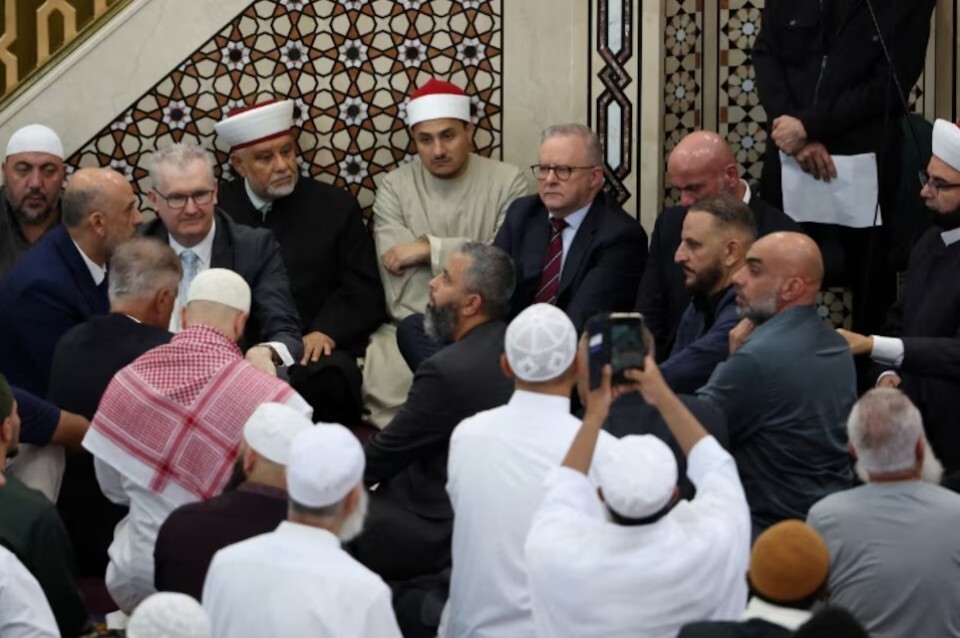 "عار عليك".. محتجون يقاطعون ألبانيزي في أكبر مسجد بأستراليا خلال صلاة العيد (فيديوهات)