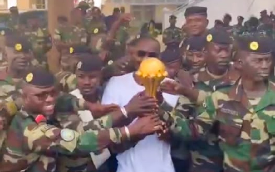 تمرد سنغالي.. كأس أمم إفريقيا في الشوارع رغم سحبه رسميا! (فيديو)