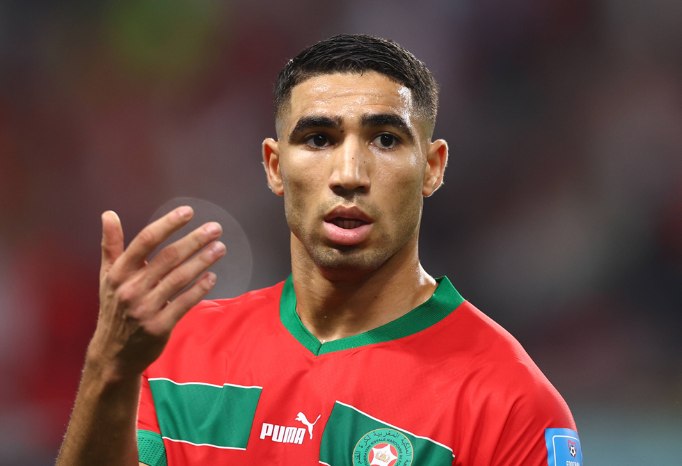 ما حقيقة رفض أشرف حكيمي تسلم كأس إفريقيا بعد سحب اللقب من السنغال؟