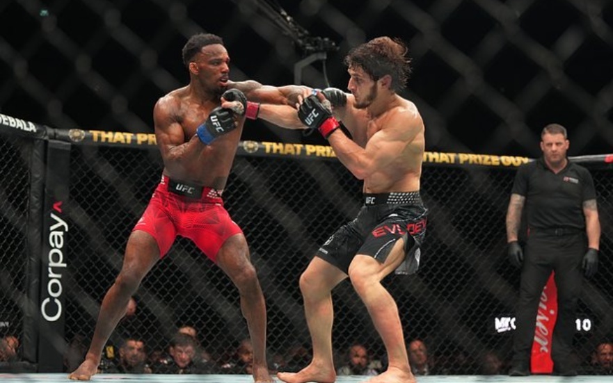 الروسي يفلويف يحقق فوزه الـ20 بقرار منقسم في UFC.. والجدل يطارد قرار الحكام
