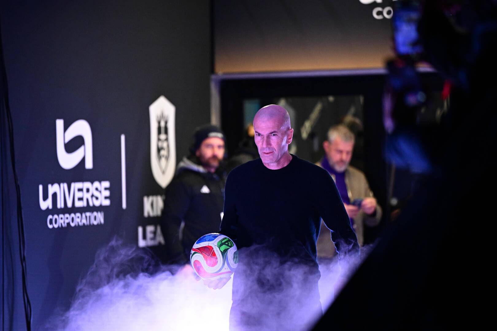 زيدان يعود.. الأسطورة الفرنسية على أعتاب تدريب منتخب "الديوك"