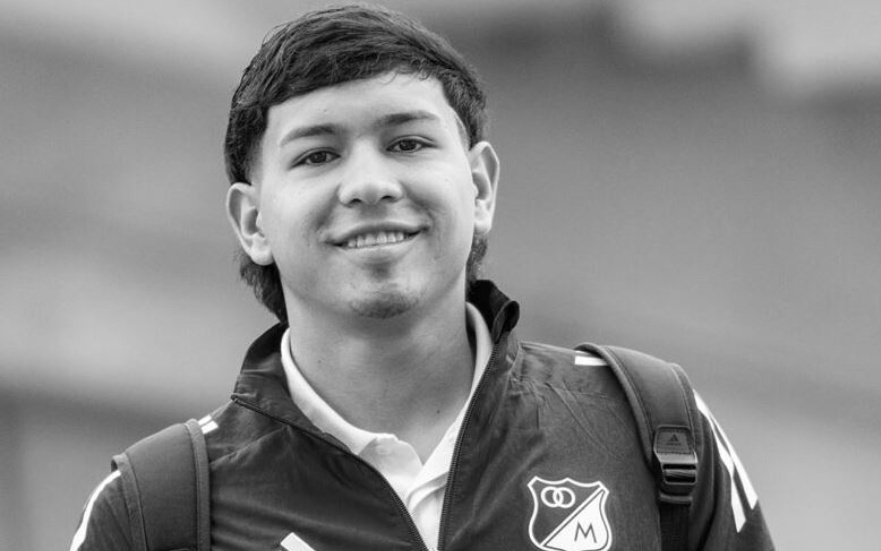 الموت يخطف لاعبا شابا بعد سقوطه في أرض الملعب