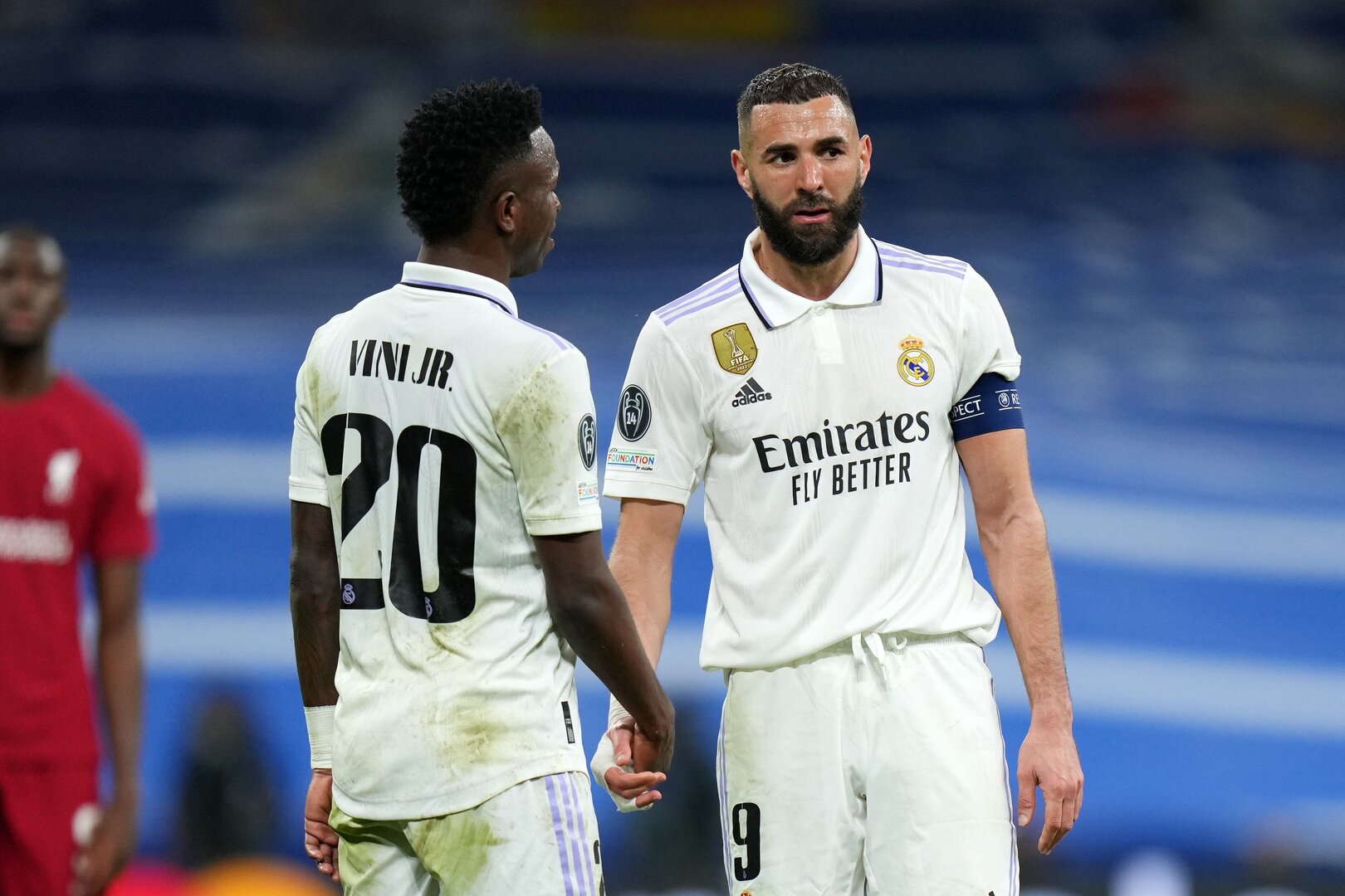 بعد تألقه في ديربي مدريد.. كريم بنزيما يفاجئ فينيسيوس جونيور (صورة)