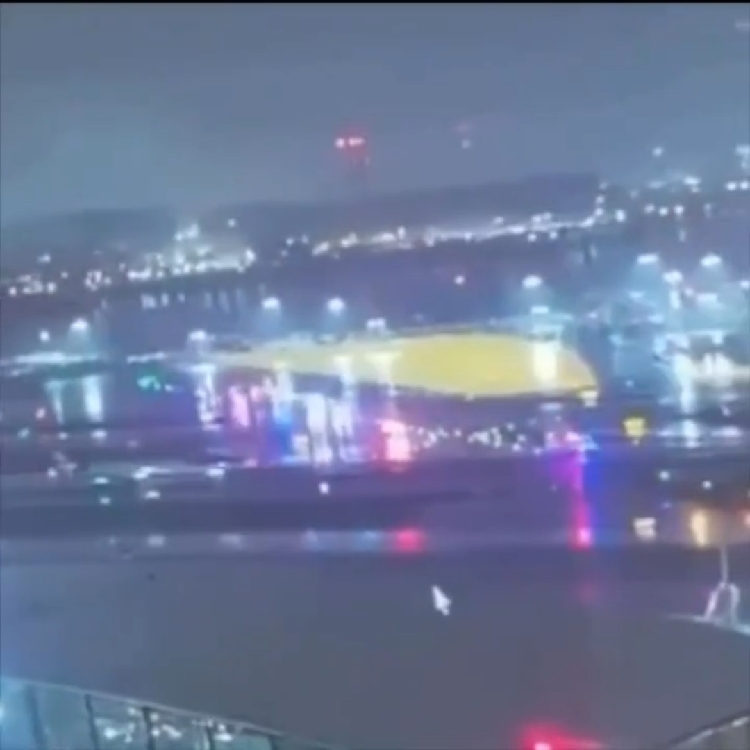 لحظة اصطدام طائرة إير كندا بشاحنة إطفاء في مطار لاغوارديا بنيويورك