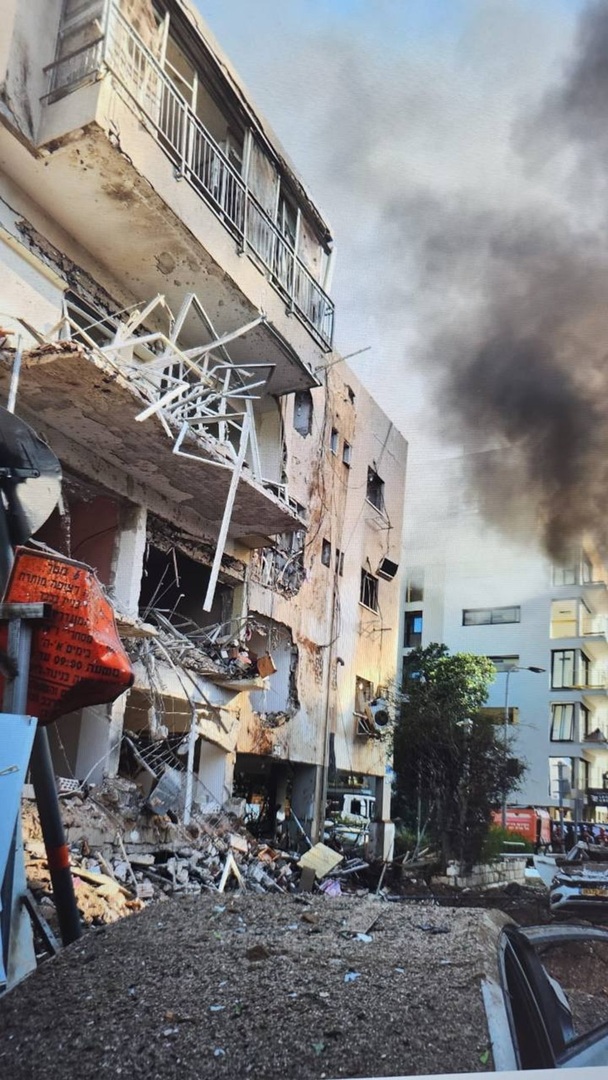 رشقات صاروخية إيرانية تستهدف جنوب ووسط إسرائيل تسبب أضرارا في تل أبيب (صور + فيديو)