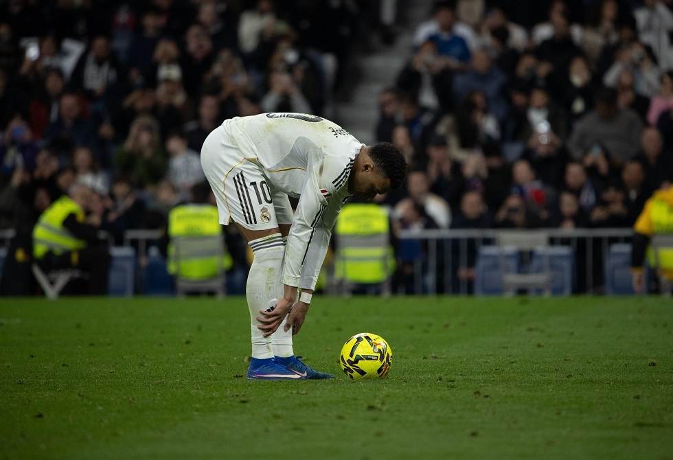 فضيحة مدوية.. هل عالج الطاقم الطبي في ريال مدريد الركبة السليمة لمبابي؟ (فيديو)