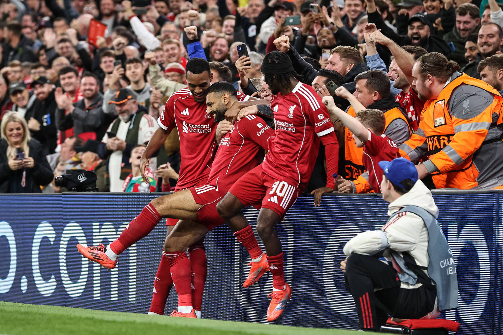 ردود فعل عاطفية تجتاح ليفربول بعد إعلان رحيل صلاح