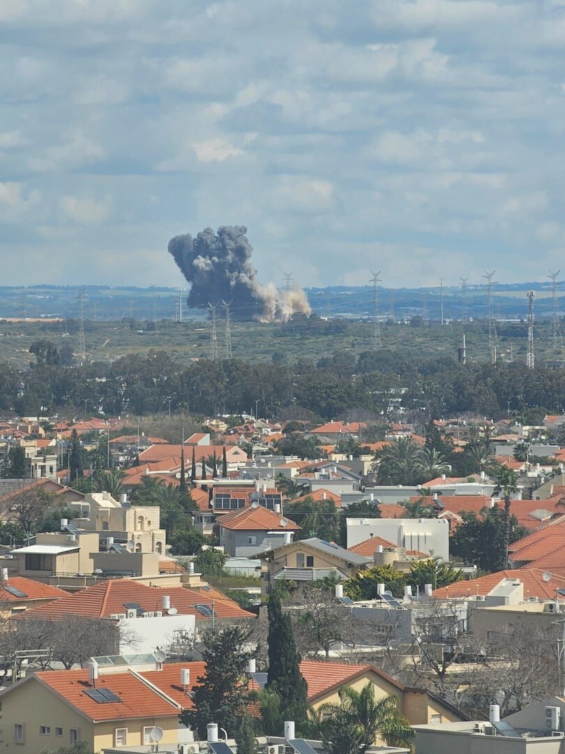 إيران تطلق 4 دفعات صاروخية نحو إسرائيل خلال 40 دقيقة وسط إنذارات متتالية في تل أبيب والجليل