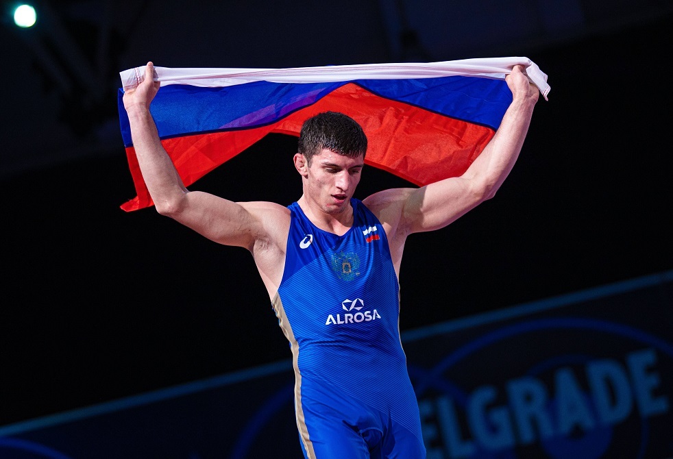 هدية مفاجئة.. مصارع روسي يحصل على ميدالية بطل العالم بعد عامين