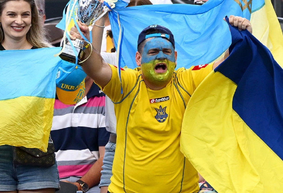 "يويفا" يعاقب أوكرانيا بسبب سلوك جماهيرها في بطولة أوروبا لكرة القدم داخل الصالات