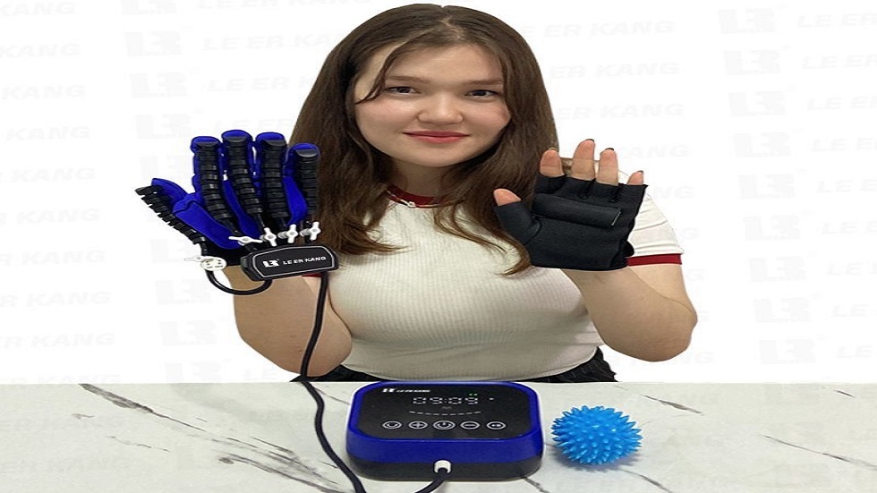 علماء يطورون سوارا يحوّل حركات اليد إلى أوامر للروبوتات