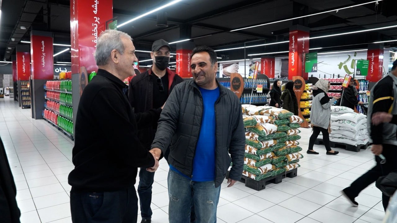 بزشكيان يتفقد أسواق طهران ويوجه بتشديد الرقابة لضمان استقرار أسعار السلع (صور+فيديو)
