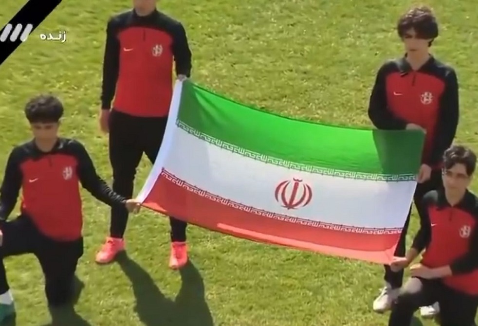 شاهد.. ماذا فعل لاعبو منتخب إيران أثناء عزف النشيد الوطني قبل مباراة نيجيريا؟