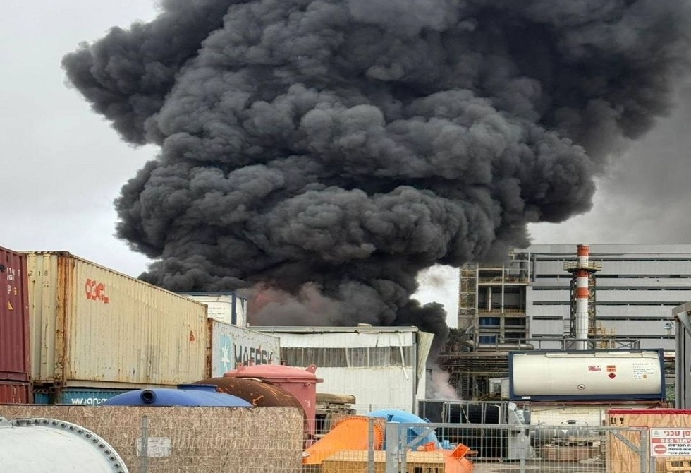 إسرائيل.. تسرب مواد خطرة من مصنع بالنقب بعد قصف إيراني وطلب إخلاء عاجل للمناطق حوله(فيديوهات)