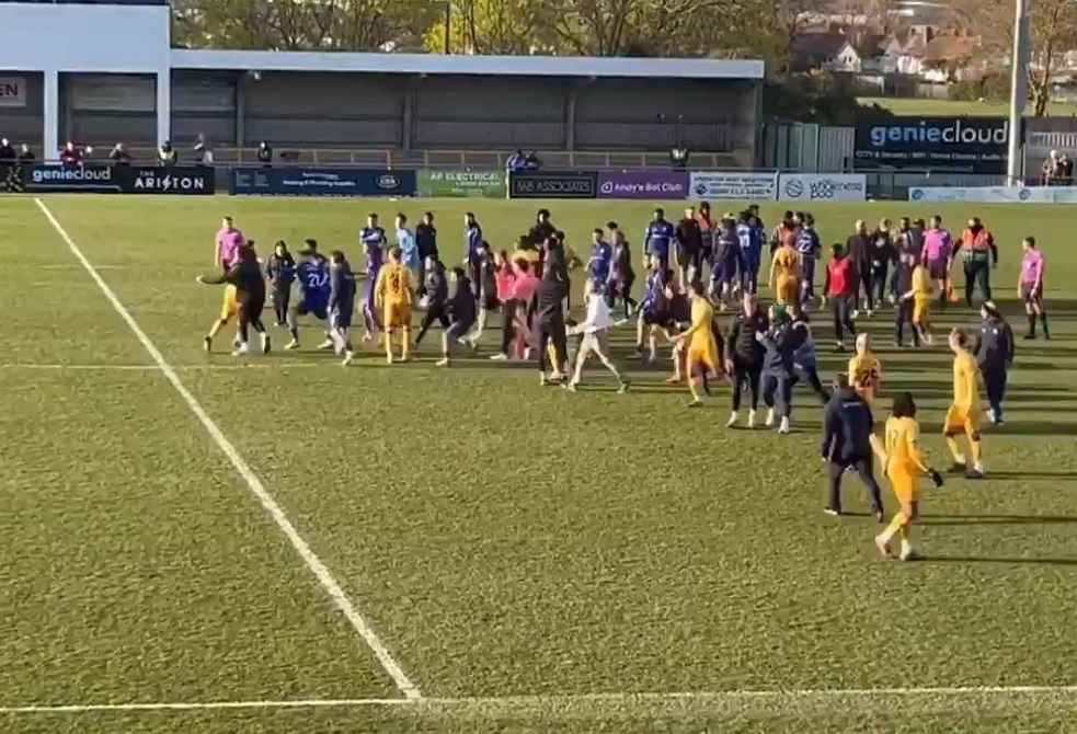 فوضى عارمة.. شجار عنيف بين لاعبي فريقين (فيديو)