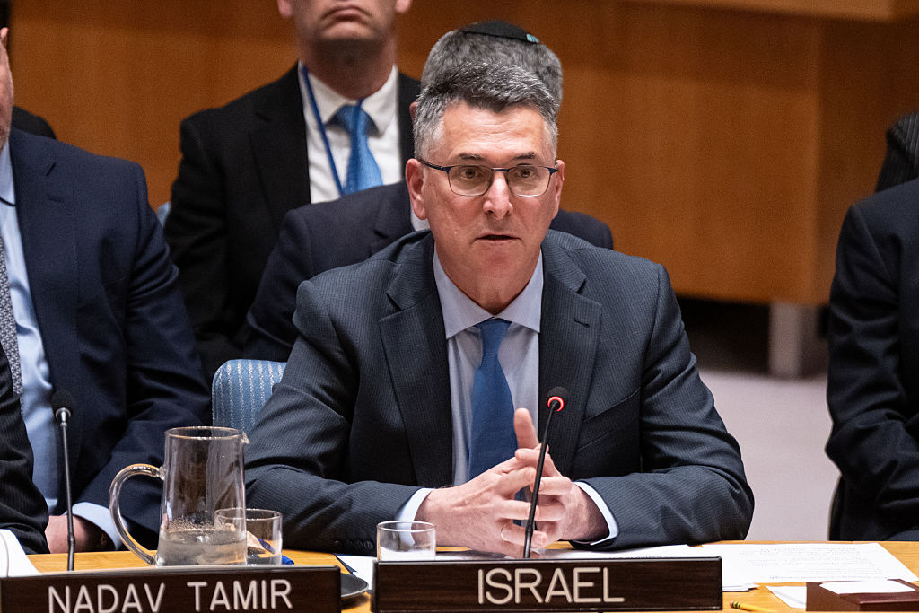 ساعر: هذا الصباح يحتسي السفير الإيراني قهوته في بيروت ويسخر من الدولة المضيفة 