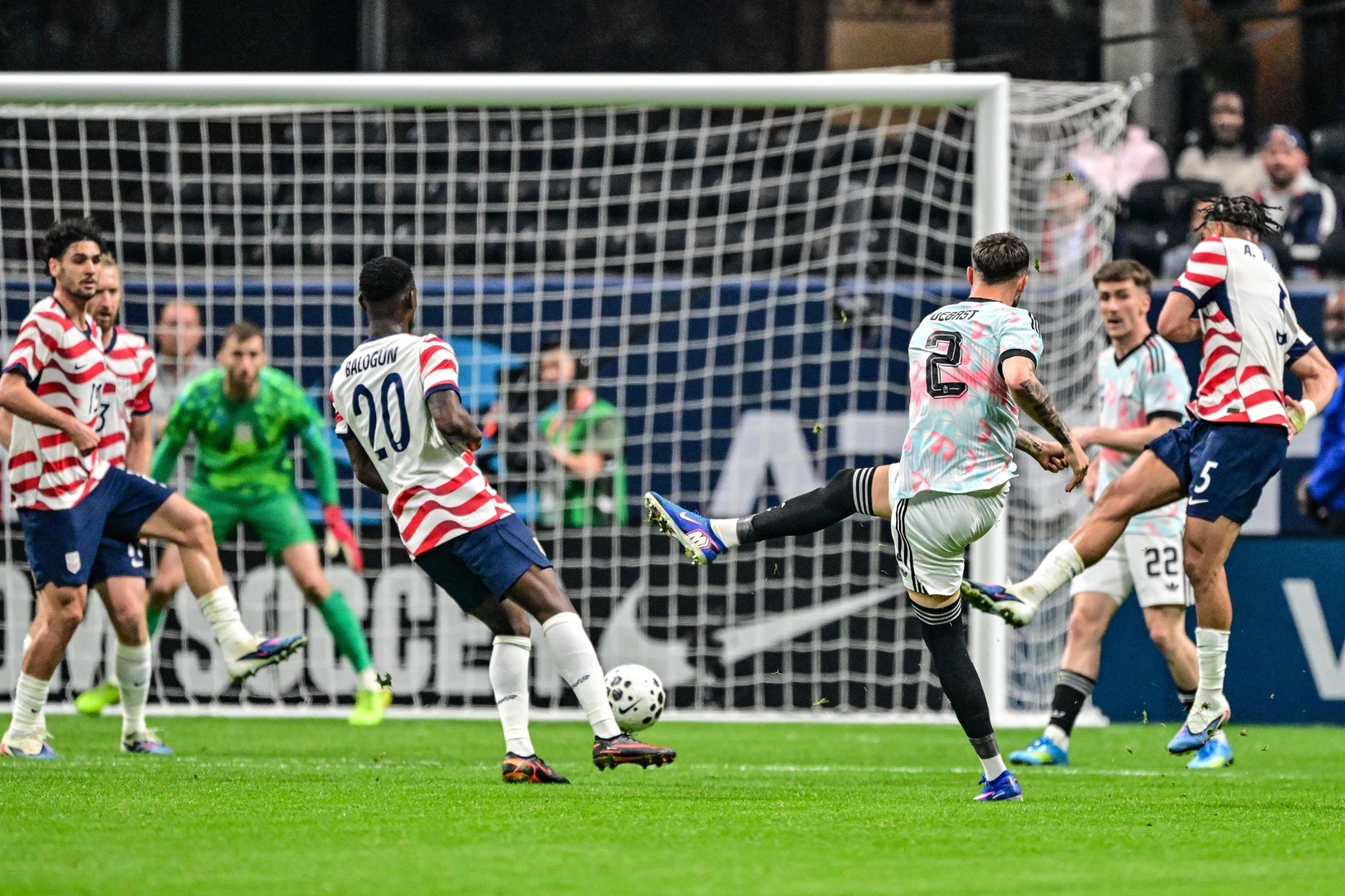 قميص أم فوضى؟.. مباراة ودية تتحول إلى كوميديا لونية