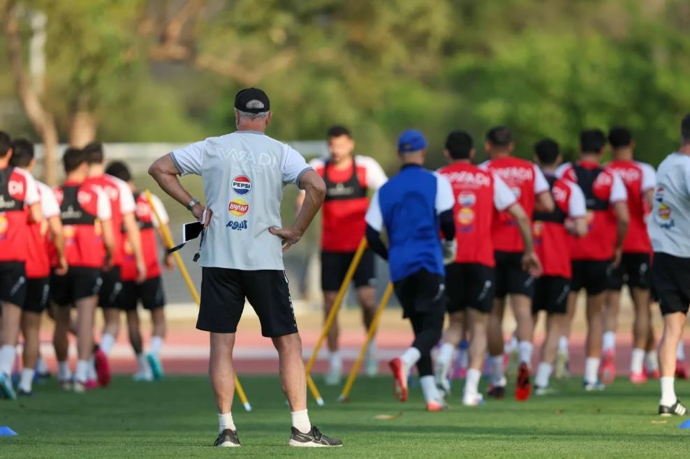 مدرب العراق يبعد لاعبيه عن أخبار النزاع في الشرق الأوسط