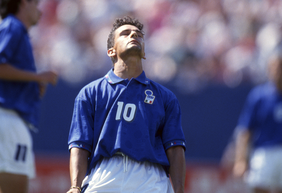 "يغفر الله للجميع إلا باجيو!".. مأساة اللاعب الذي مات واقفا