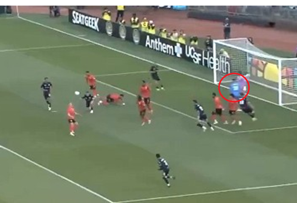 حارس مرمى يبتكر حيلة غير تقليدية لإيقاف هجمة مرتدة للفريق المنافس