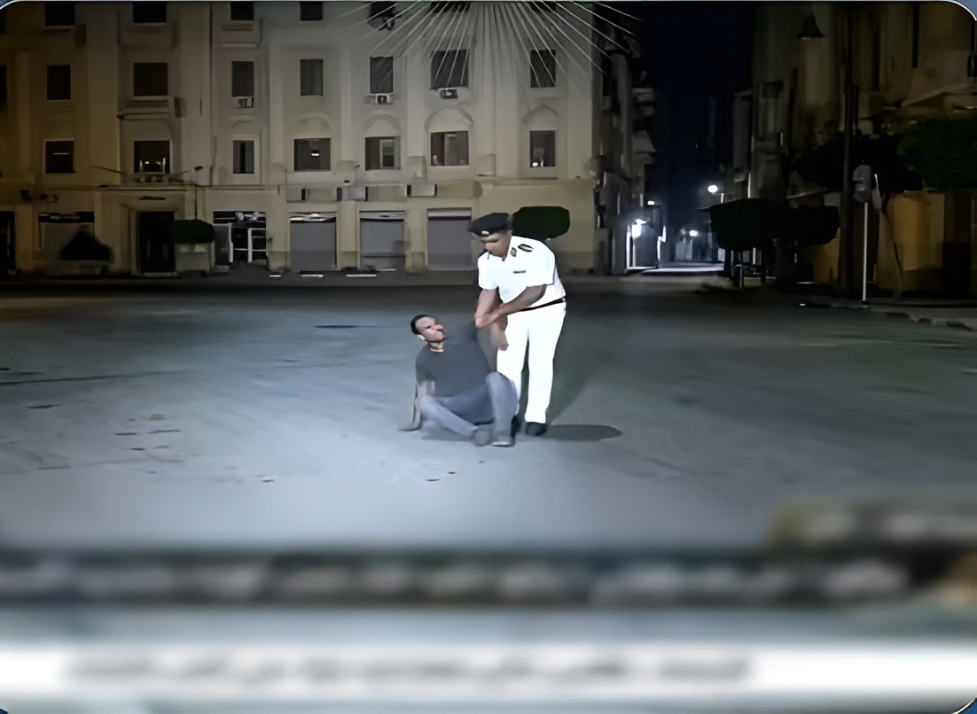 صورة تثير ضجة في مصر وبيان رسمي للداخلية يكشف الواقعة