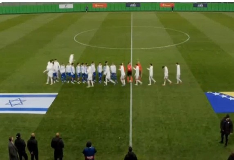 لاعبو منتخب البوسنة يتجاهلون مصافحة لاعبي إسرائيل