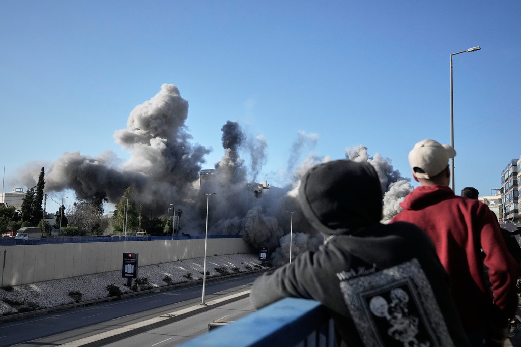 لبنان.. عشرات القتلى والجرحى في غارات إسرائيلية تمتد من الجنوب إلى بيروت والبقاع