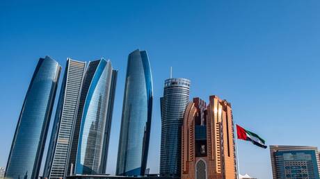 إصابة امرأة وطفلها بشظايا مسيرة أسقطت في أبو ظبي (فيديو)