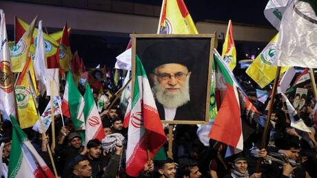 العراق: قنابل صوتية لتفريق محتجين حاولوا الوصول للسفارة الأمريكية للتنديد باغتيال خامنئي (فيديوهات)