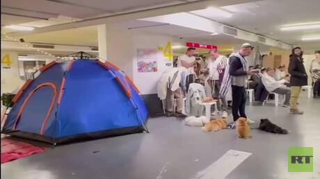 تل أبيب تحت النار.. إسرائيليون يصلون في موقف سيارات تحت الأرض