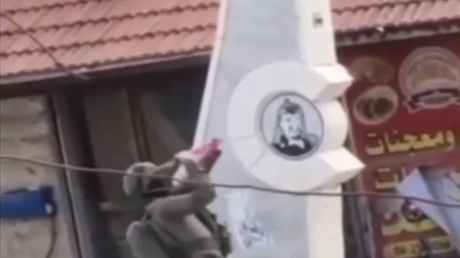 📰 الجيش الإسرائيلي يوقف جنديا بعد تخريبه نصب ياسر عرفات في الضفة الغربية