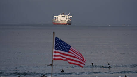 "رويترز": إدارة ترامب تدرس تخفيف العقوبات على النفط الروسي