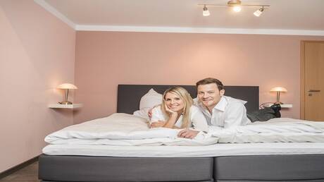النوم المشترك: دفء العلاقة أم تهديد للراحة الزوجية؟
