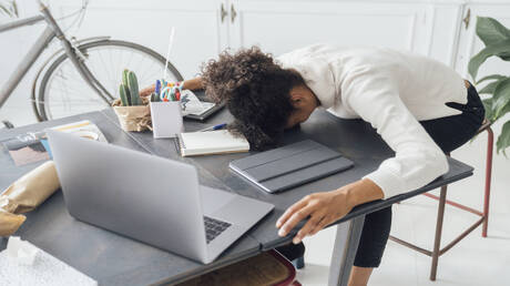 "قلي الدماغ".. متلازمة تصيب الموظفين بسبب الإفراط في استخدام الذكاء الاصطناعي 