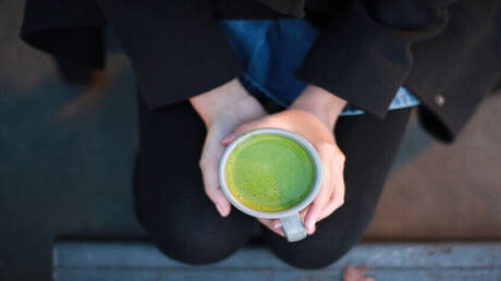 دراسة يابانية تكشف قدرة غير متوقعة للماتشا ضد حساسية الأنف 