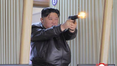 كيم جونغ أون وابنته يختبران مسدسات حديثة في مصنع للذخيرة (صور)