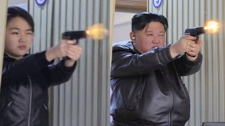 بالصور.. كيم جونغ أون وابنته يختبران مسدسات في مصنع ذخيرة
