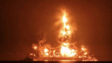 بعد استهداف ناقلتين.. العراق يغلق موانئه النفطية - عاجل 